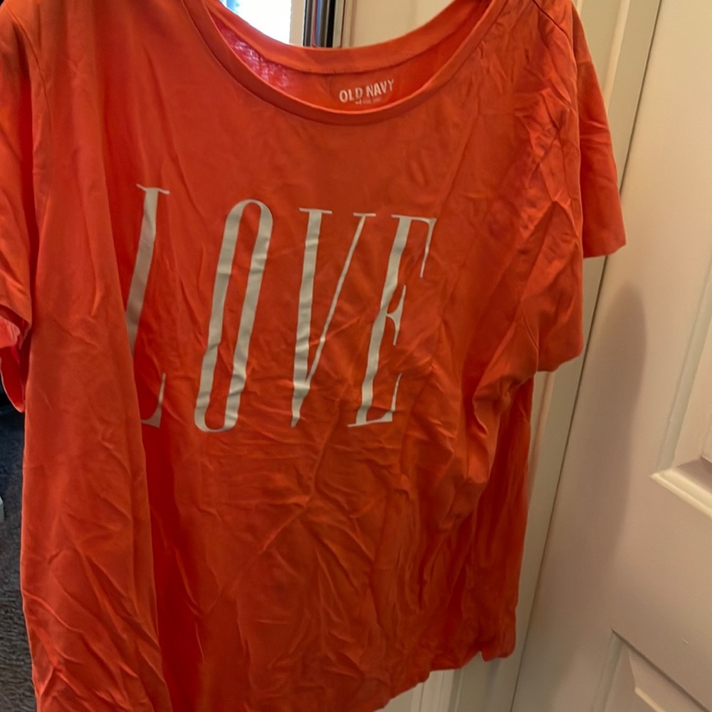 Old Navy. Size 2x. A graphic tee orange and white